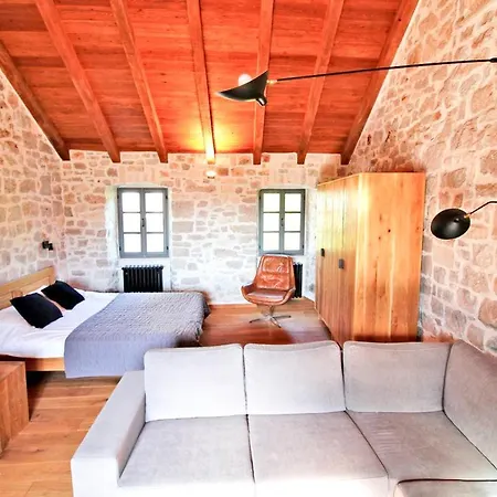 Kuk Villa Bol